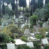 NON TOGLIETE A GRAMSCI LE SUE BANDIERE ROSSE