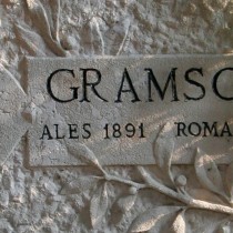 Contro la riscrittura della storia. La bandiera rossa non si censura