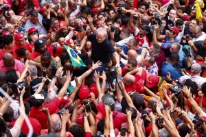 foto tratta da https://www.diariodocentrodomundo.com.br/lula-livre-vai-falar-com-os-pobres-nao-com-bolsonaro/