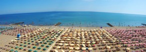 Le spiagge sono di tutti: basta cemento e recinzioni, regole contro lavoro nero