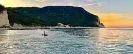 Turismo, potere e propaganda: il “modello Marche” di Acquaroli